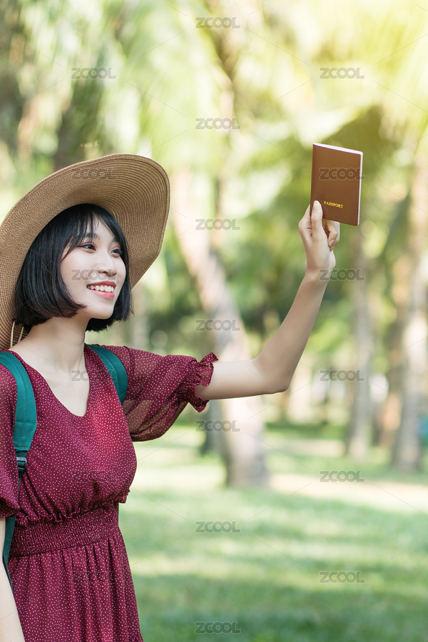 旅行中的女孩开心的拿着护照微笑（主预览-4561843） - 未分类 - 站酷设计师Gerard_R原创素材 - 站酷ZCOOL