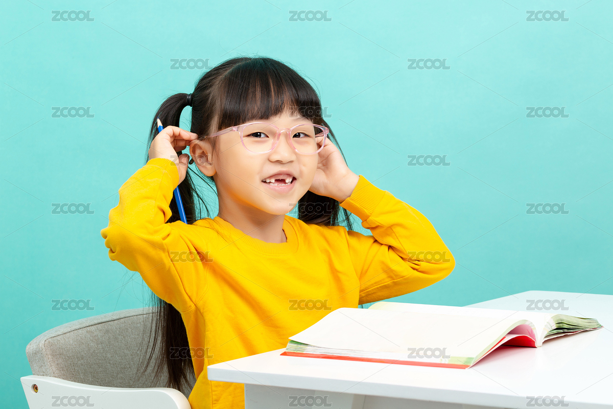 在学习桌前看书学习戴眼镜的亚洲小学生（主预览-5273639） - 未分类 - 站酷设计师lilyhello原创素材 - 站酷ZCOOL