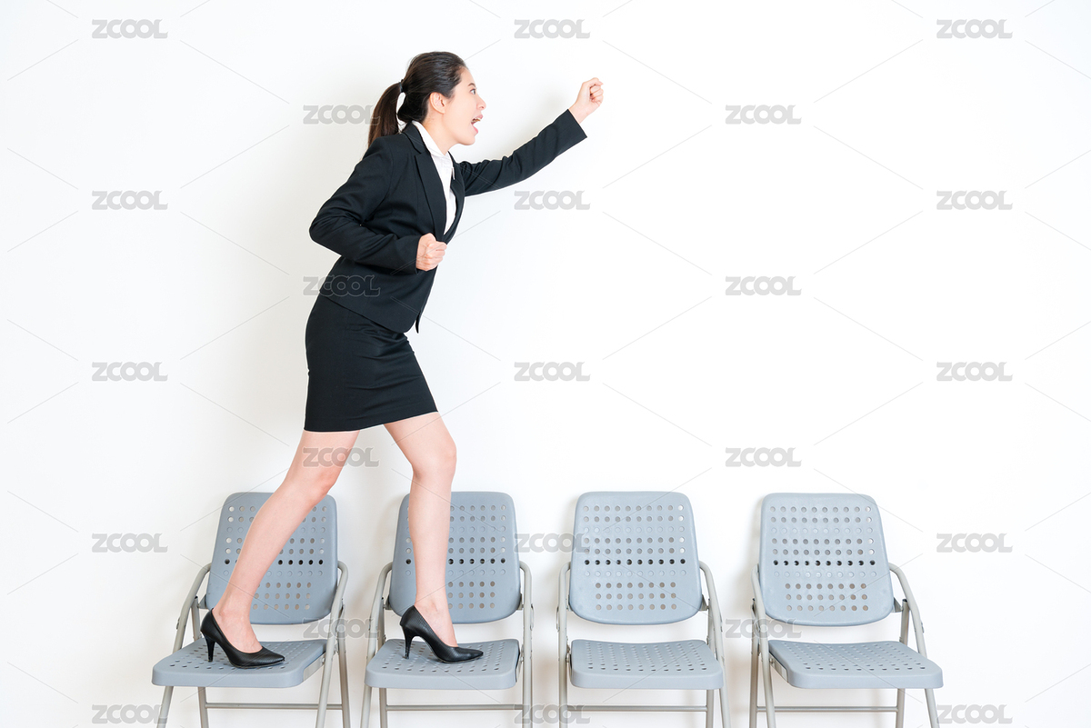 微笑快樂應(yīng)屆畢業(yè)生站在椅子和決策優(yōu)勝者的姿態(tài)慶祝采訪成功的在白色的墻壁背景。（主預(yù)覽-7888188） - 未分類 - 站酷設(shè)計師PRImageFactory原創(chuàng)素材 - 站酷ZCOOL
