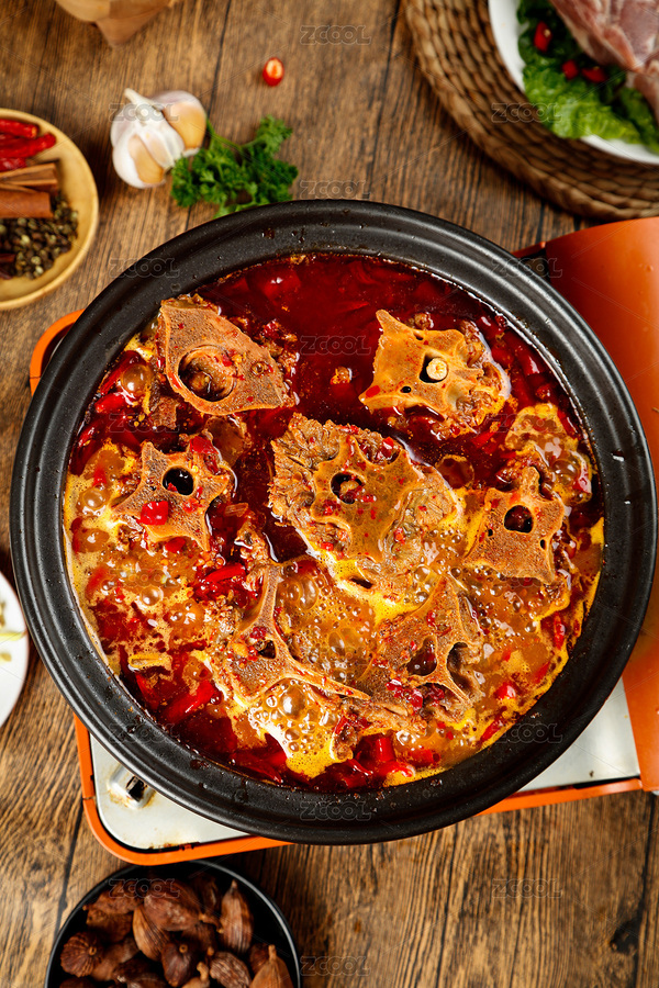 木底上放著一鍋香辣羊蝎子火鍋（主預覽-776138） - 未分類 - 站酷設計師PAOPAO攝影工作室原創(chuàng)素材 - 站酷ZCOOL