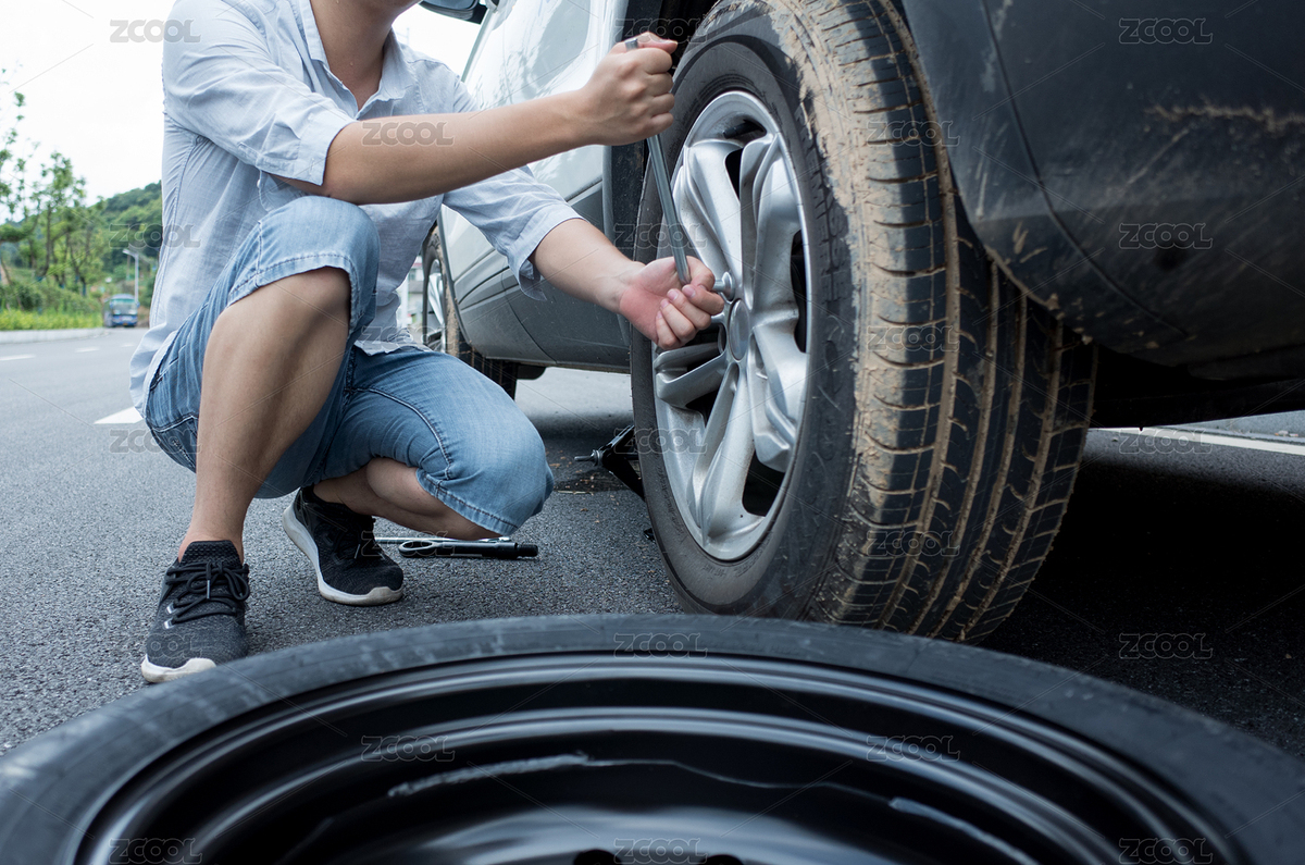 一個(gè)男青年正在給一輛因故障停在路邊的白色小汽車(chē)換輪胎（主預(yù)覽-4069829） - 未分類(lèi) - 站酷設(shè)計(jì)師桃子湖原創(chuàng)素材 - 站酷ZCOOL