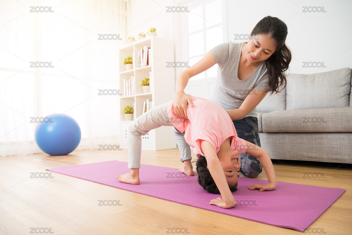 家庭體操老師協(xié)助漂亮的孩子做瑜伽動作和雙手抱著幫助孩子車身腰線小心防止在運動工作室傷害。（主預(yù)覽-6420682） - 未分類 - 站酷設(shè)計師PRImageFactory原創(chuàng)素材 - 站酷ZCOOL