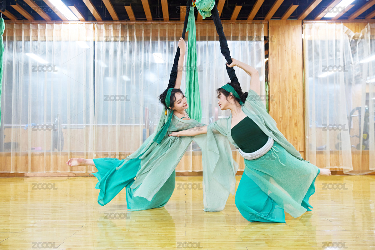 在舞蹈室練習(xí)燃脂活力帶舞蹈（主預(yù)覽-12004225） - 未分類 - 站酷設(shè)計(jì)師藍(lán)太陽TNT原創(chuàng)素材 - 站酷ZCOOL