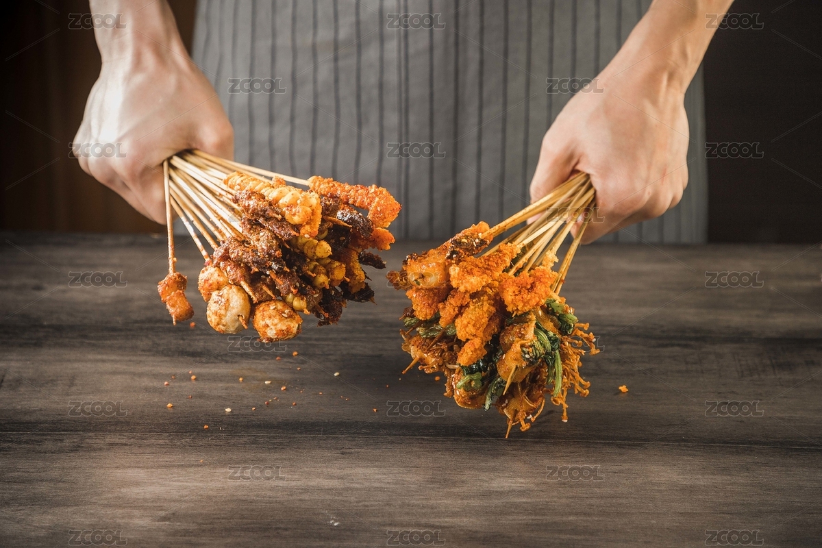 一位廚師在桌子前雙手拿著油炸小串（主預覽-4474533） - 未分類 - 站酷設計師濤麟攝影原創(chuàng)素材 - 站酷ZCOOL