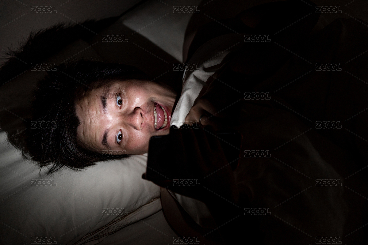 关灯熬夜玩手机的男性（主预览-8570839） - 未分类 - 站酷设计师Sam_Tse原创素材 - 站酷ZCOOL