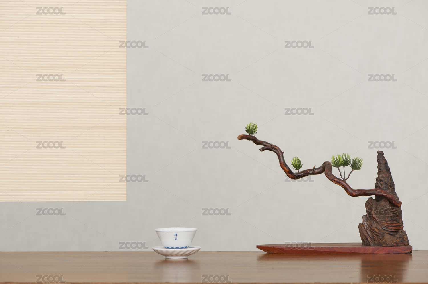 中国画风格，茶帘下面的桌面上放着一个茶杯，还有一件手工艺品