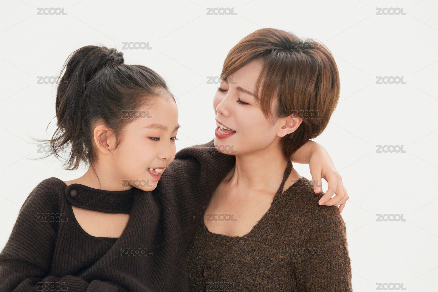 白色背景里的美丽妈妈与可爱女儿亲子人像