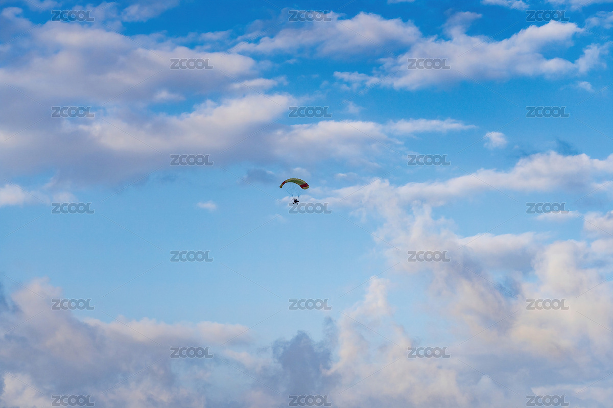 三亞藍(lán)天白云背影下的滑翔翼飛行（主預(yù)覽-6741869） - 未分類 - 站酷設(shè)計(jì)師linenyong原創(chuàng)素材 - 站酷ZCOOL