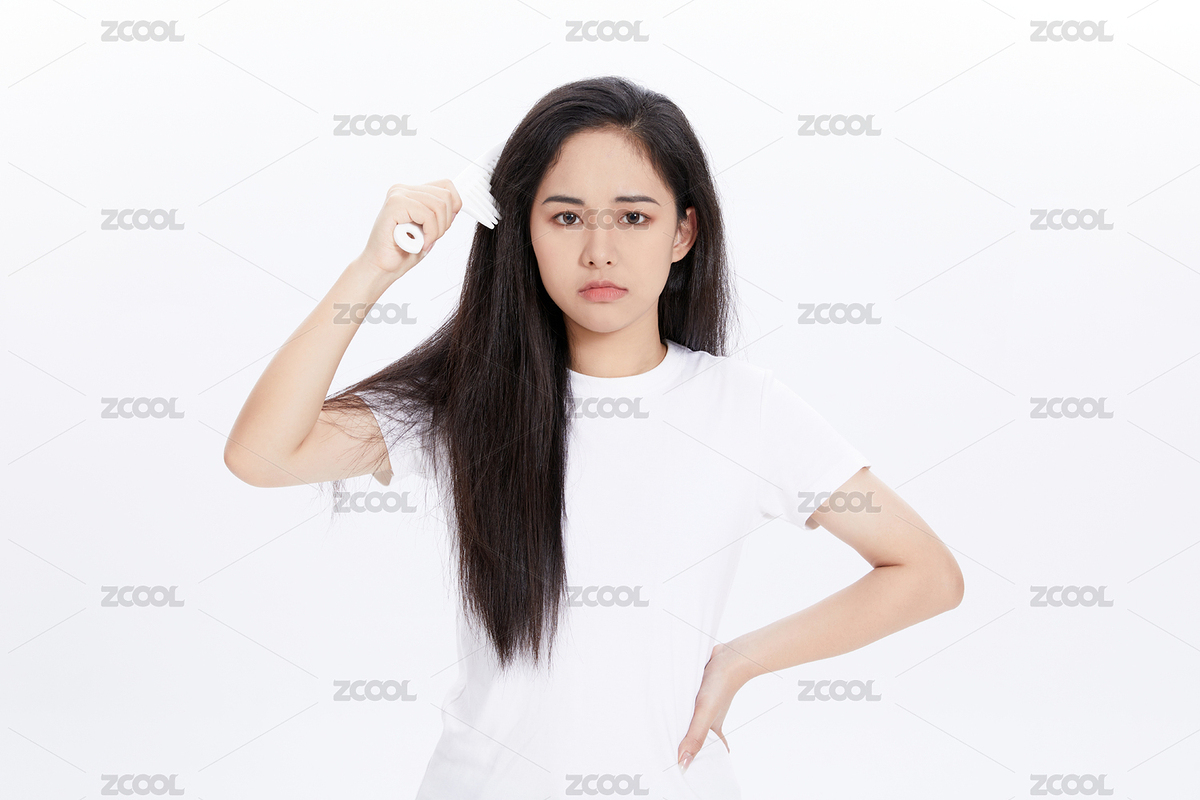 一个女生拿着梳子梳头发表情不开心（主预览-672135） - 未分类 - 站酷设计师今天喝咖啡了吗原创素材 - 站酷ZCOOL