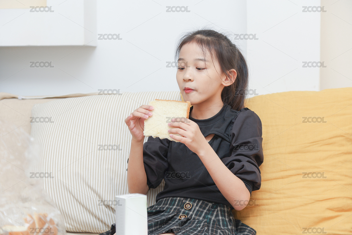 坐在沙發(fā)上吃面包片的小女孩抓拍（主預(yù)覽-6624667） - 未分類 - 站酷設(shè)計師斯梅工原創(chuàng)素材 - 站酷ZCOOL