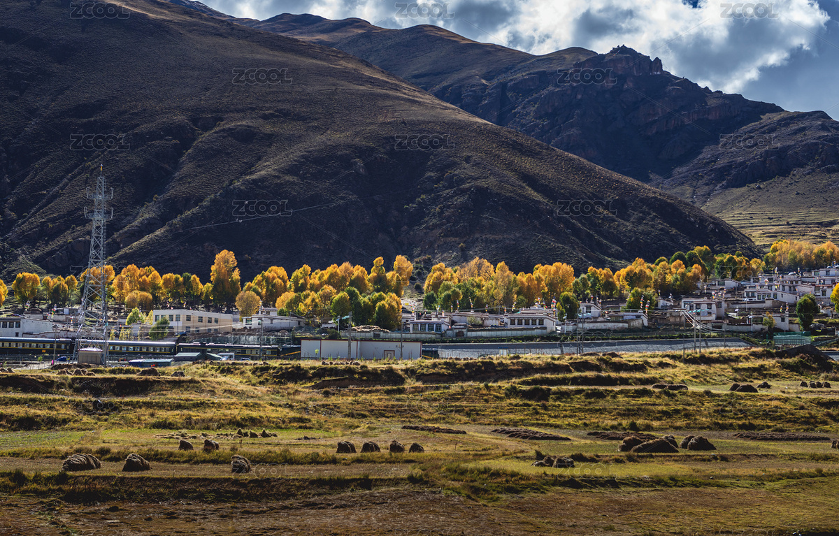 中國西藏拉薩市郊青藏鐵路穿過藏寨（主預(yù)覽-8655217） - 未分類 - 站酷設(shè)計師活攝聲香原創(chuàng)素材 - 站酷ZCOOL