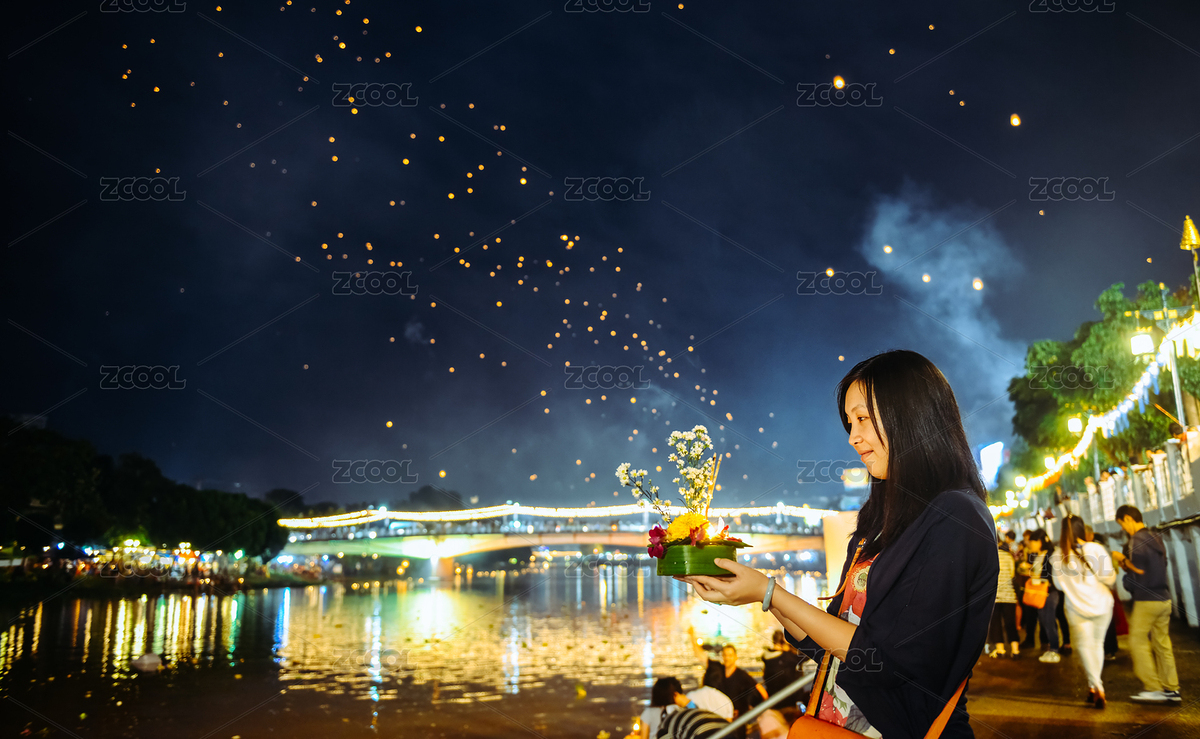 一位女性在泰國(guó)清邁水燈節(jié)期間拿著傳統(tǒng)水燈（主預(yù)覽-12515980） - 未分類 - 站酷設(shè)計(jì)師sweetriver原創(chuàng)素材 - 站酷ZCOOL