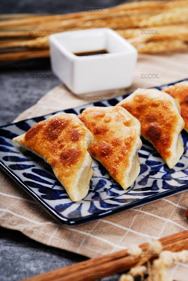 藍(lán)色青花瓷盤盛放的老上海煎餃（主預(yù)覽-3666887） - 未分類 - 站酷設(shè)計師酷不酷吧原創(chuàng)素材 - 站酷ZCOOL