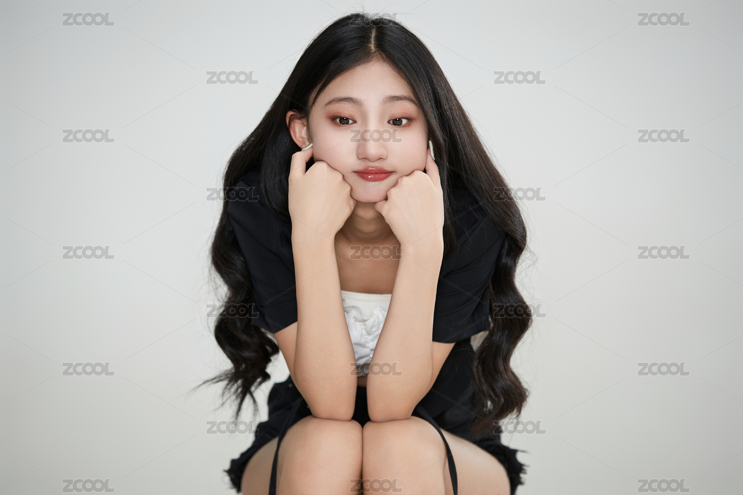 白色背景下做各种面部表情的可爱亚洲少女