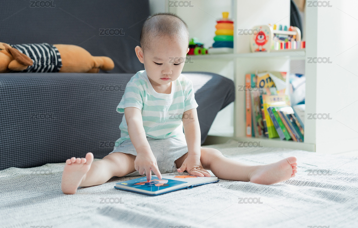 坐在地毯上阅读早教绘本的小男孩（主预览-7392947） - 未分类 - 站酷设计师allenchen214原创素材 - 站酷ZCOOL