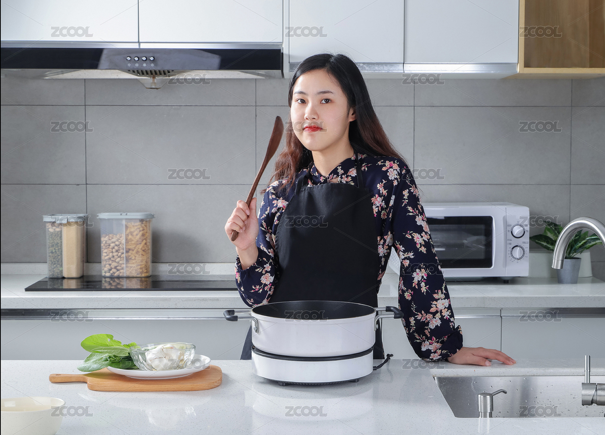 一个女人在厨房桌台前拿着锅铲看镜头微笑（主预览-4205702） - 未分类 - 站酷设计师成威原创素材 - 站酷ZCOOL