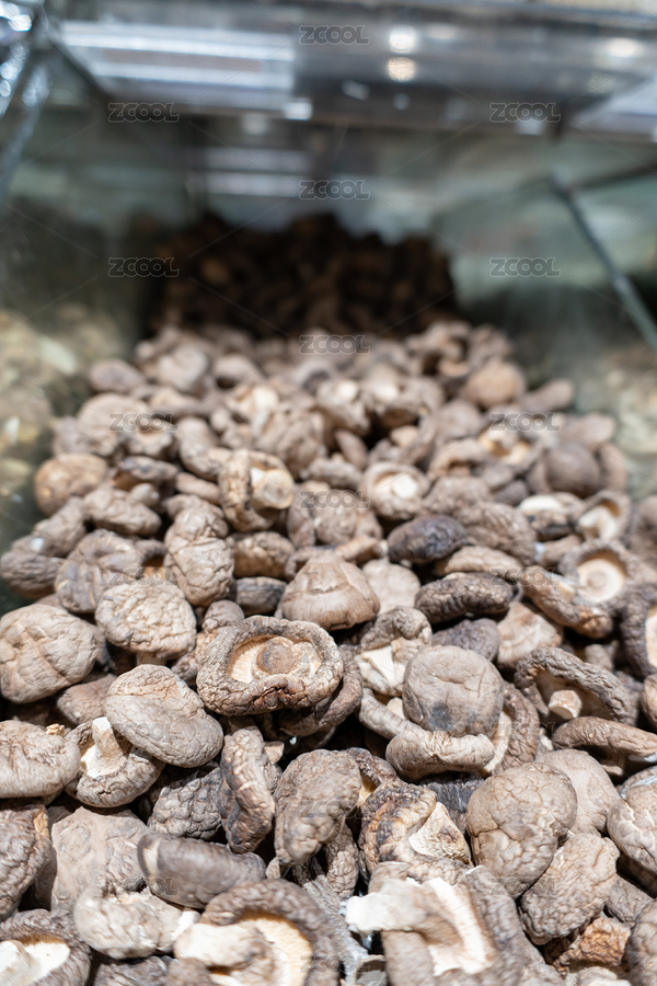 亞洲中國(guó)超市的亞克力貨架上擺滿了干蘑菇（主預(yù)覽-12567297） - 未分類 - 站酷設(shè)計(jì)師周創(chuàng)鑫原創(chuàng)素材 - 站酷ZCOOL