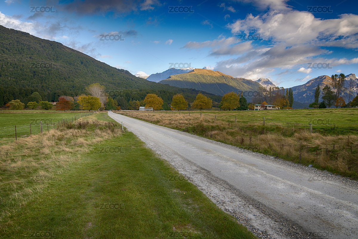 美丽的牧场，格林诺奇(Glenorchy)位于新西兰南岛瓦卡蒂普湖(Lake Wakatipu)的西端，距离皇后镇约48千米，背靠天然的山毛榉树林和高耸入云的雪山，拥有优良的天然牧场和安静简洁的村庄，是包括《魔戒》（《指环王》）、《霍比特人》等著名电影的外景地，被誉为“天堂小镇”、“魔戒小镇”。（主预览-8259218） - 未分类 - 站酷设计师曾志原创素材 - 站酷ZCOOL