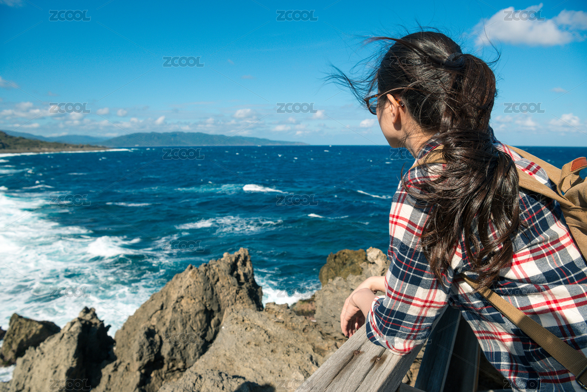 美麗漂亮的女人背包扶著木板看著海灘景觀和國(guó)家公園享受自然與海風(fēng)。（主預(yù)覽-1144659） - 未分類 - 站酷設(shè)計(jì)師PRImageFactory原創(chuàng)素材 - 站酷ZCOOL