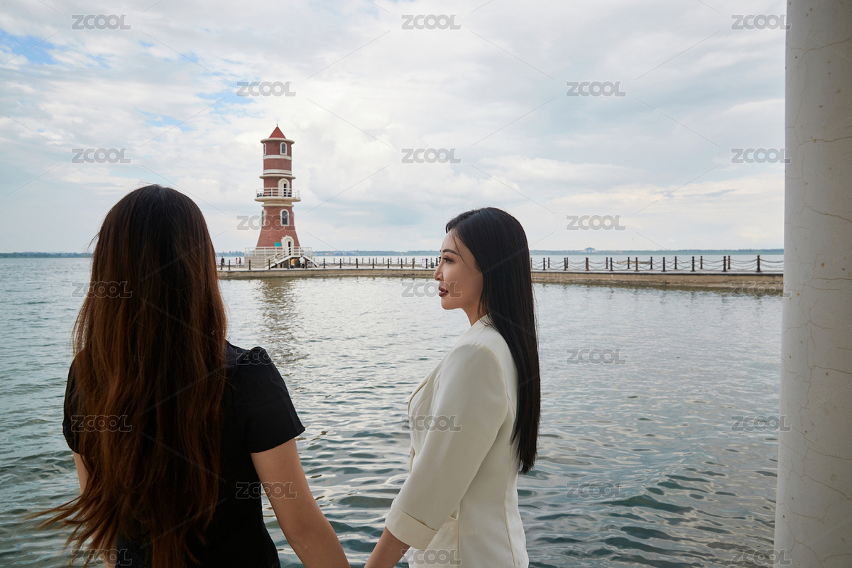 在旅游區(qū)湖邊打卡點拍照的美女閨蜜（主預(yù)覽-2790545） - 未分類 - 站酷設(shè)計師藍(lán)太陽TNT原創(chuàng)素材 - 站酷ZCOOL