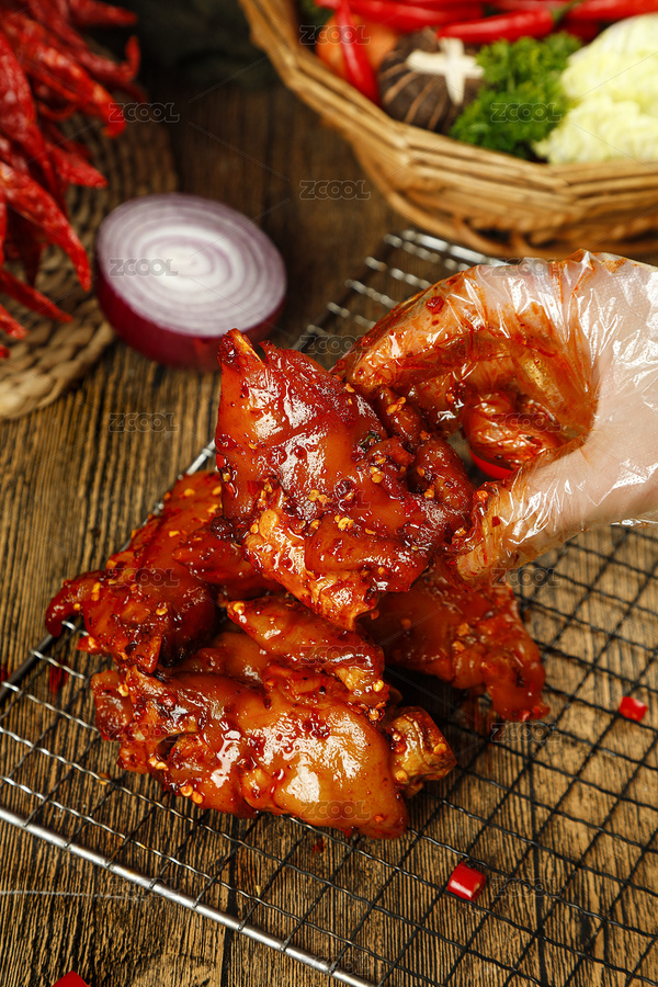 手上拿著一個(gè)香辣豬蹄（主預(yù)覽-5003810） - 未分類(lèi) - 站酷設(shè)計(jì)師PAOPAO攝影工作室原創(chuàng)素材 - 站酷ZCOOL