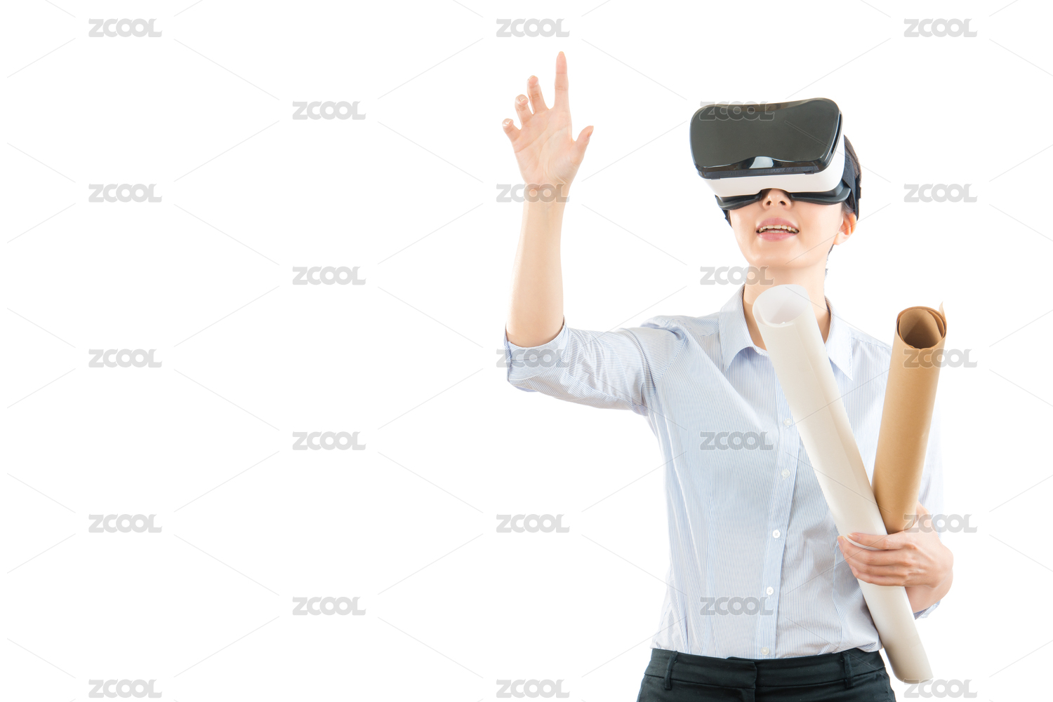 专业的设计师使用VR耳机由3D技术产品和手势捕捉与蓝图隔绝在白色背景COPYSPACE虚拟现实视频检索的设计灵感。