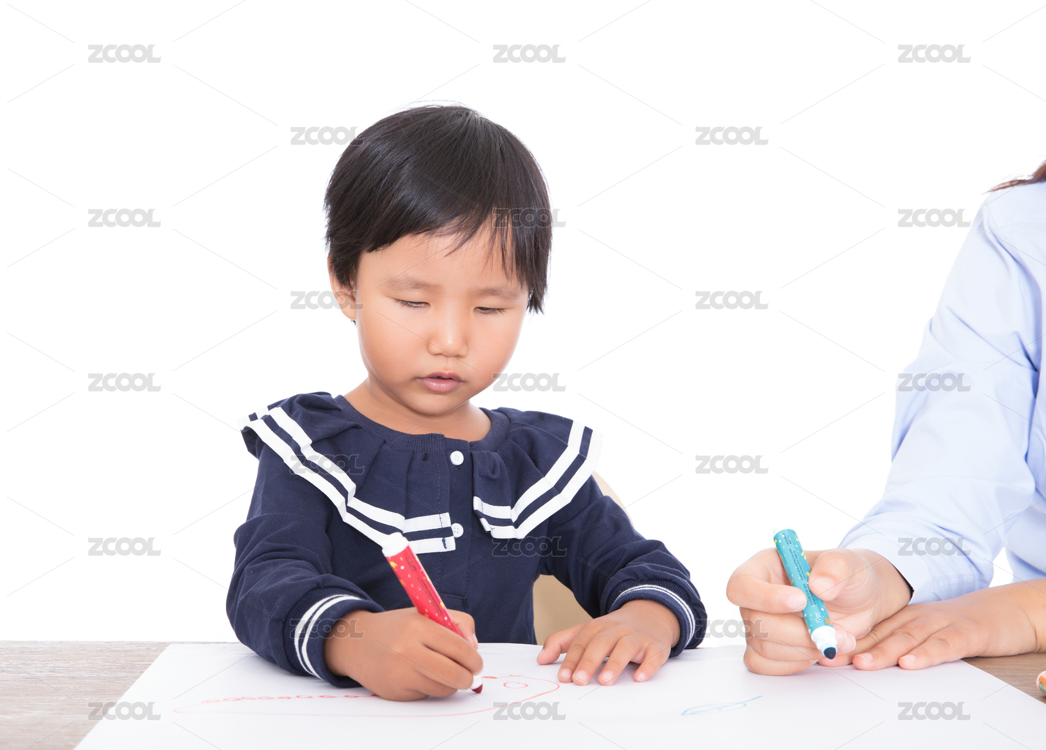 白背景前老师或孩子的妈妈在教孩子学习绘画