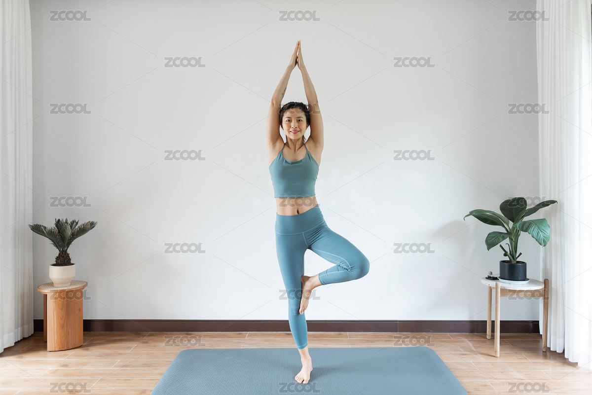 一位年輕的亞洲女性在家里面做瑜伽（主預(yù)覽-4863017） - 未分類 - 站酷設(shè)計(jì)師家有糧田千萬(wàn)畝原創(chuàng)素材 - 站酷ZCOOL
