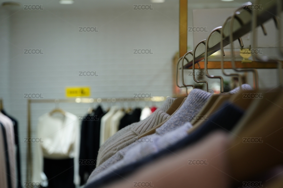 服装店内挂满各式衣服的展示架（主预览-9411530） - 未分类 - 站酷设计师青松不轻松原创素材 - 站酷ZCOOL