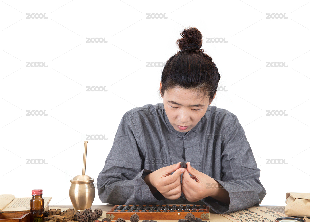 穿著灰色唐裝的年輕中醫(yī)大夫手拿藥材何首烏仔細(xì)觀察研究（主預(yù)覽-6645620） - 未分類 - 站酷設(shè)計(jì)師小羽怪原創(chuàng)素材 - 站酷ZCOOL