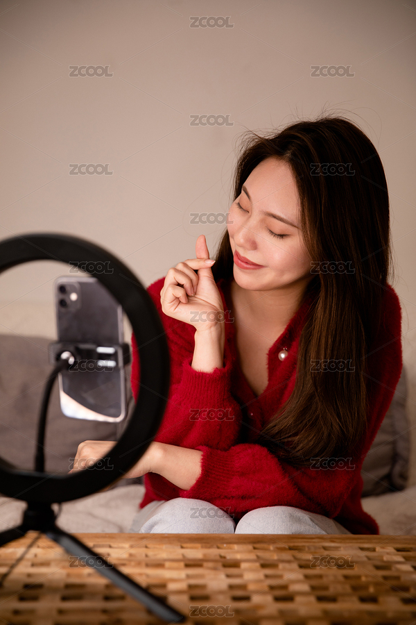 美女主播对着手机直播比心打招呼（主预览-7353766） - 未分类 - 站酷设计师今天喝咖啡了吗原创素材 - 站酷ZCOOL