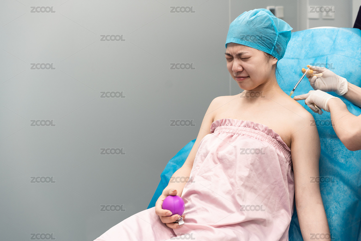 亞洲女性正在接受瘦背針注射，害怕得皺眉（主預覽-6823222） - 未分類 - 站酷設計師Anciens原創(chuàng)素材 - 站酷ZCOOL