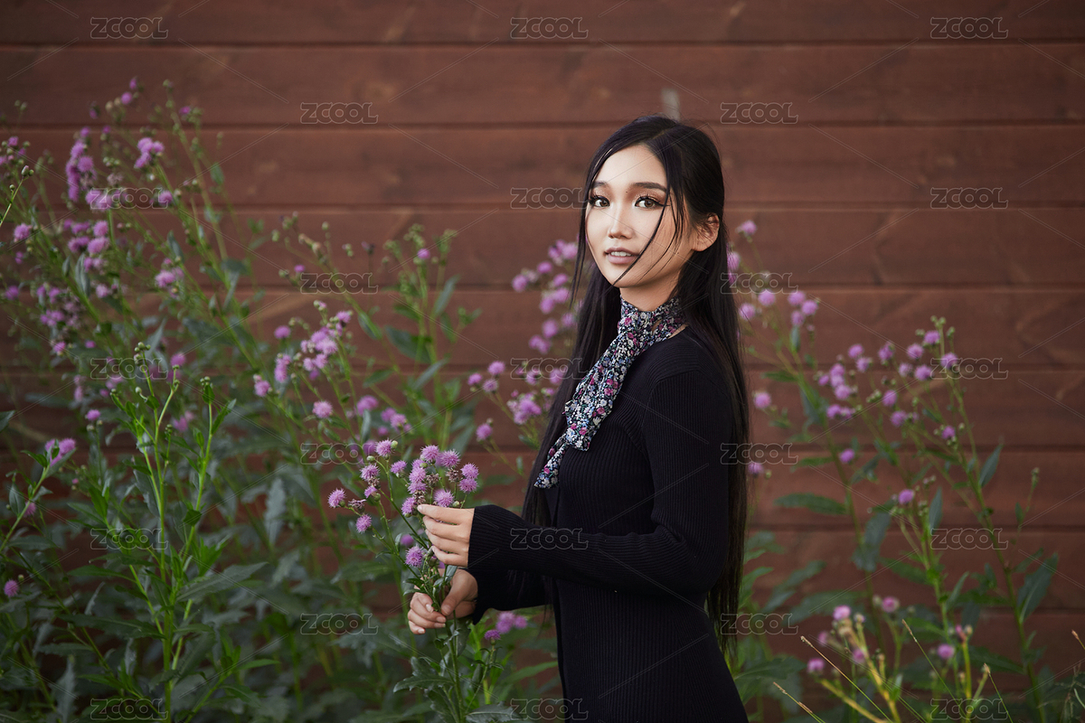 盛夏夕陽照射下花叢草地中的亞洲美女（主預覽-8691234） - 未分類 - 站酷設計師藍太陽TNT原創(chuàng)素材 - 站酷ZCOOL