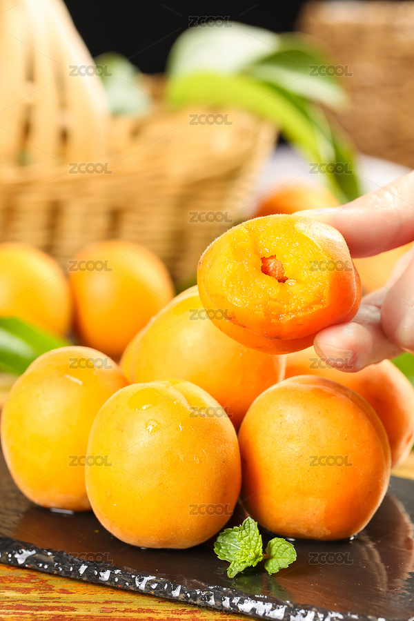 黑石板上放著一堆黃杏和手上拿著咬過的杏子（主預(yù)覽-6684372） - 未分類 - 站酷設(shè)計師PAOPAO攝影工作室原創(chuàng)素材 - 站酷ZCOOL