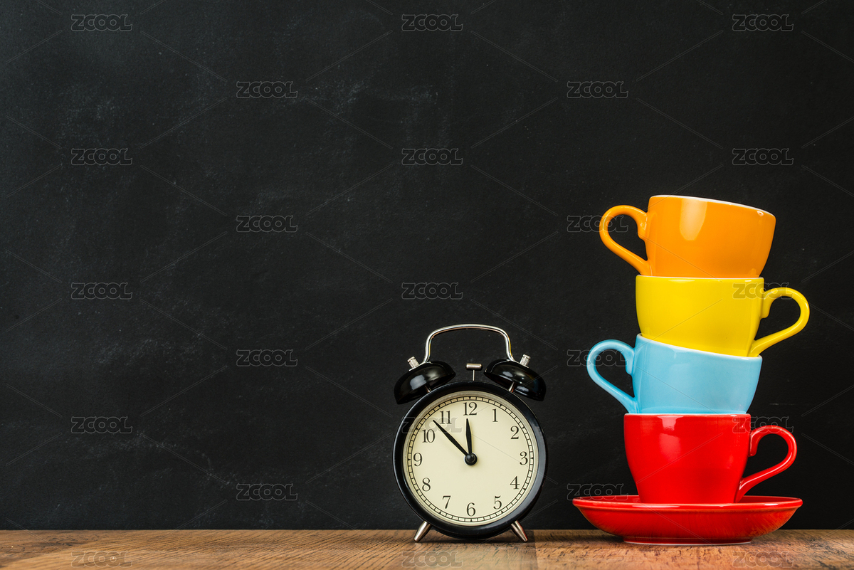 對(duì)木材紋理地板上有四個(gè)堆疊色澤誘人的咖啡杯創(chuàng)意工作室的黑板墻背景復(fù)古小鬧鐘顯示設(shè)計(jì)COPYSPACE。（主預(yù)覽-2766142） - 未分類 - 站酷設(shè)計(jì)師PRImageFactory原創(chuàng)素材 - 站酷ZCOOL
