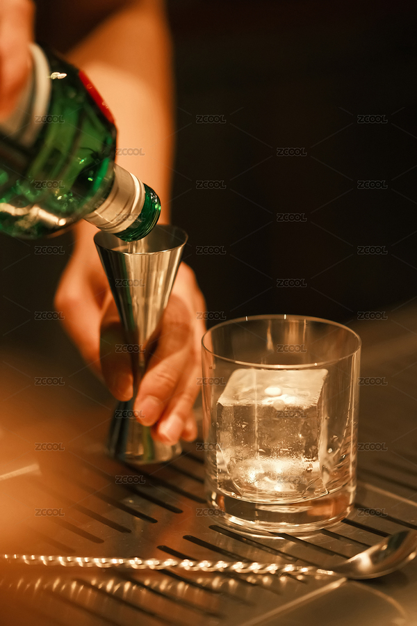 酒吧的酒保用手调酒的特写（主预览-9411896） - 未分类 - 站酷设计师萝卜头爱旅游原创素材 - 站酷ZCOOL