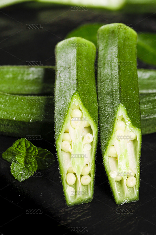 黑底上放著一堆秋葵和切開的羊角豆（主預覽-7245520） - 未分類 - 站酷設(shè)計師PAOPAO攝影工作室原創(chuàng)素材 - 站酷ZCOOL