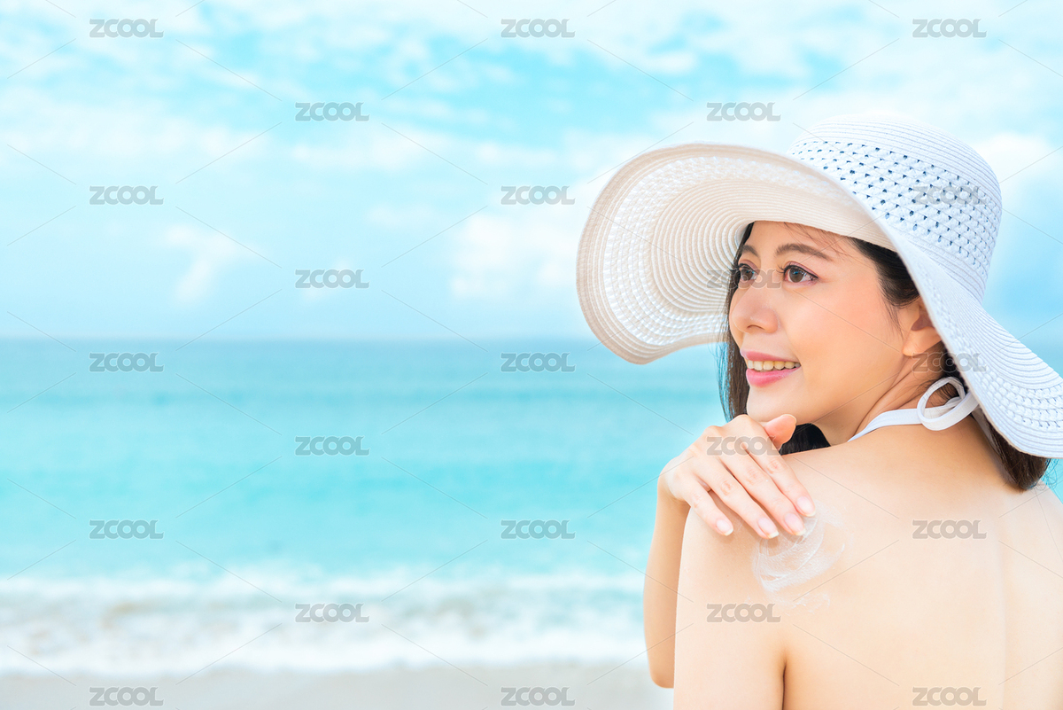 后視圖的性感微笑的女孩去海邊海灘度假，并在暑假涂防曬油抵抗紫外線日光護(hù)理身體皮膚的照片。（主預(yù)覽-1985267） - 未分類 - 站酷設(shè)計師PRImageFactory原創(chuàng)素材 - 站酷ZCOOL