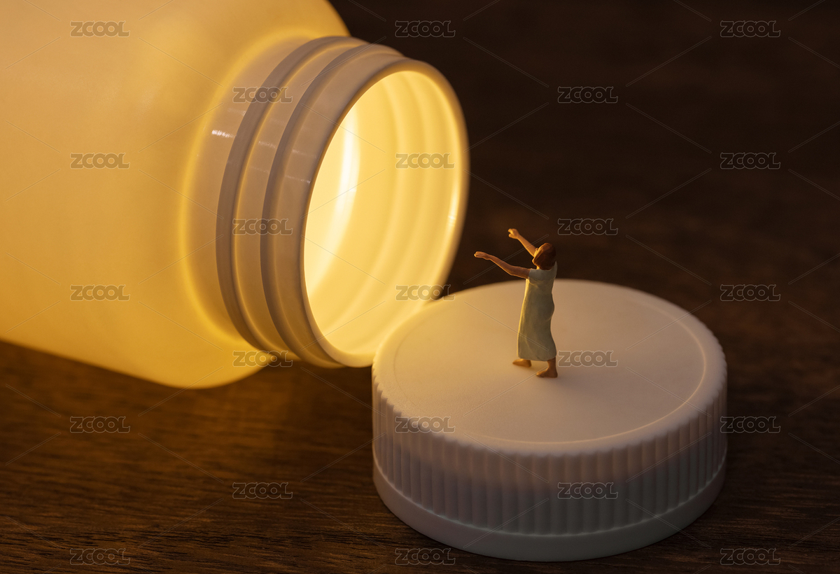 微縮創(chuàng)意發(fā)光的藥瓶與失眠夢(mèng)游的女性（主預(yù)覽-9698011） - 未分類 - 站酷設(shè)計(jì)師黑白湊原創(chuàng)素材 - 站酷ZCOOL