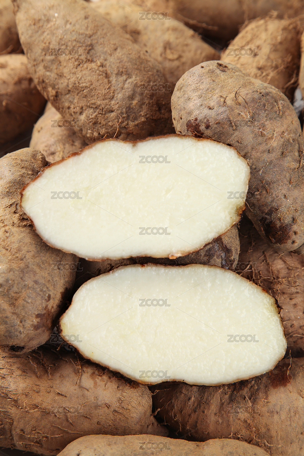 白底上放著一堆廣東毛薯和切開的田薯（主預(yù)覽-6402740） - 未分類 - 站酷設(shè)計師PAOPAO攝影工作室原創(chuàng)素材 - 站酷ZCOOL