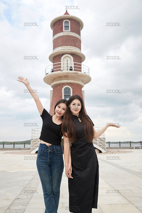 在旅游區(qū)湖邊打卡點(diǎn)拍照的美女閨蜜（主預(yù)覽-7851414） - 未分類 - 站酷設(shè)計(jì)師藍(lán)太陽TNT原創(chuàng)素材 - 站酷ZCOOL