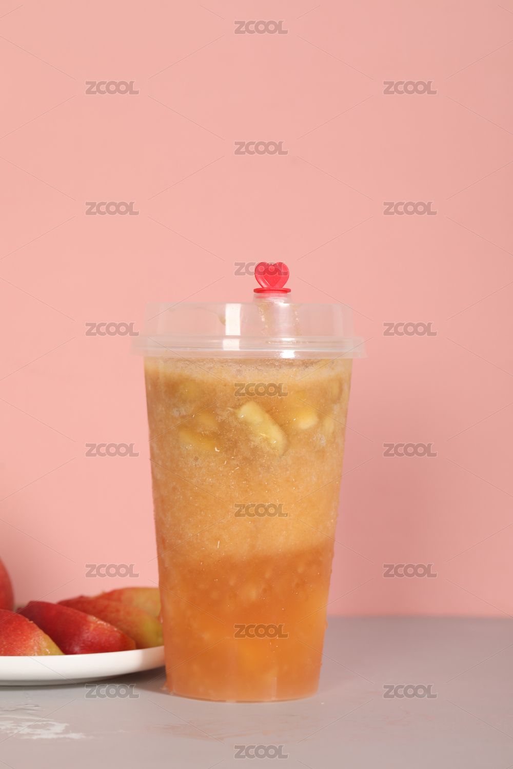 一杯水蜜桃汁放在红色背景前
