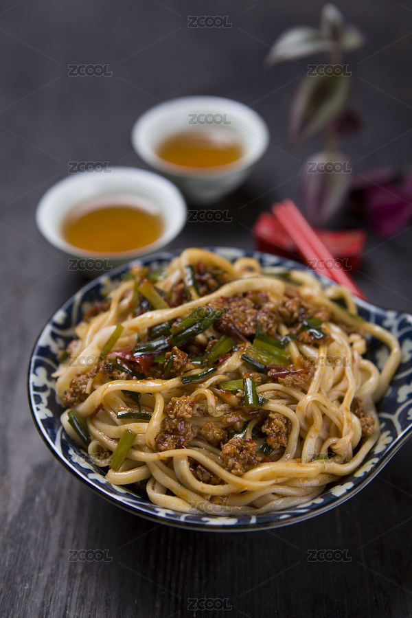 放在深色餐布上的一盤中國傳統(tǒng)家常涼拌面 — 韭菜肉末拌面（主預(yù)覽-2333848） - 未分類 - 站酷設(shè)計師LadyFiona兔兔原創(chuàng)素材 - 站酷ZCOOL
