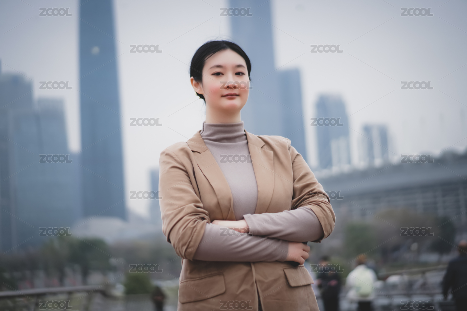 现代建筑与城市环境中自信的女商人