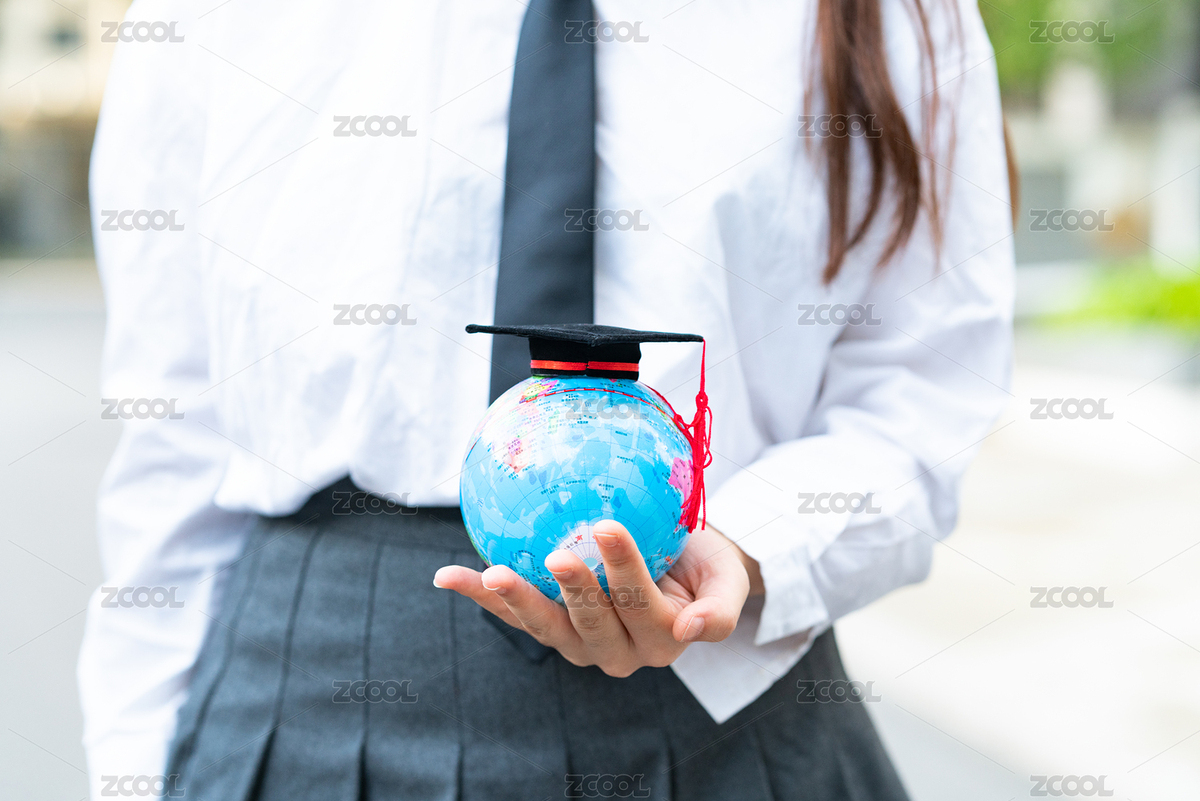 一個身穿制服領(lǐng)帶的美女大學(xué)生留學(xué)生出國留學(xué)海歸手拿著地球儀象征學(xué)歷畢業(yè)畢業(yè)季概念（主預(yù)覽-2189161） - 未分類 - 站酷設(shè)計師D123D4原創(chuàng)素材 - 站酷ZCOOL
