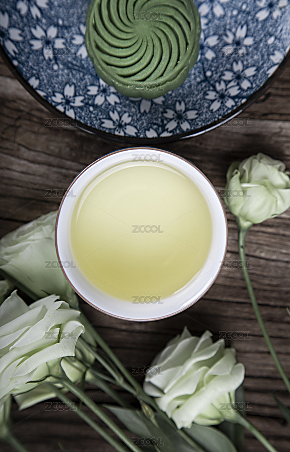 花好月圓，中秋節(jié)吃月餅，景德鎮(zhèn)品茗杯里面盛滿了太平猴魁黃綠透亮的茶湯，還有放在青花磁盤里面的綠色抹茶月餅，下面放著綠色桔梗鮮花（主預覽-9113973） - 未分類 - 站酷設計師山影集原創(chuàng)素材 - 站酷ZCOOL