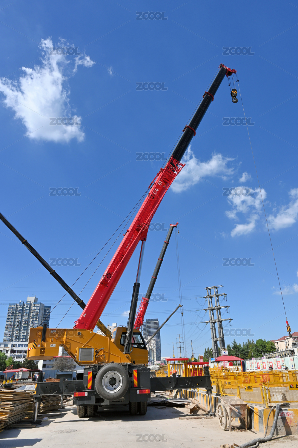 城市街道改建工地的大型工程车