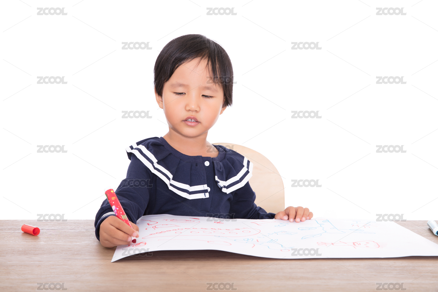 中国孩子在认真的练习绘画