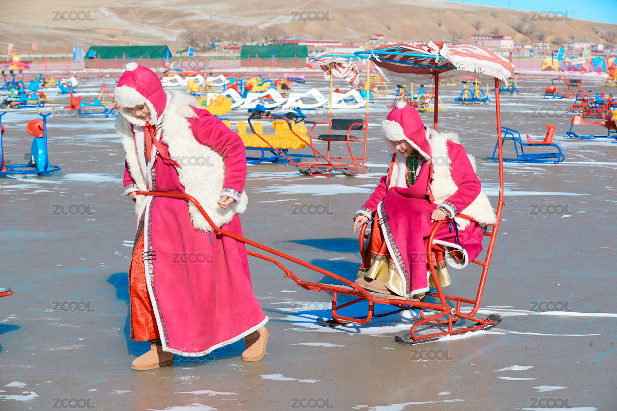 冬天在凍結(jié)湖面玩嬉戲滑冰的閨蜜少女（主預(yù)覽-8632358） - 未分類 - 站酷設(shè)計(jì)師藍(lán)太陽(yáng)TNT原創(chuàng)素材 - 站酷ZCOOL