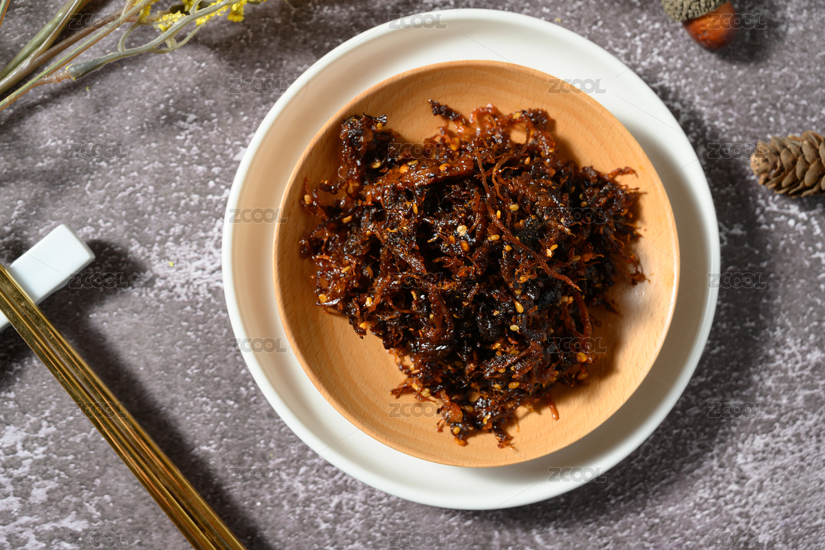 桌面上的木紋盤子里的香菇牛肉絲（主預覽-8353517） - 未分類 - 站酷設計師我是小助理原創(chuàng)素材 - 站酷ZCOOL